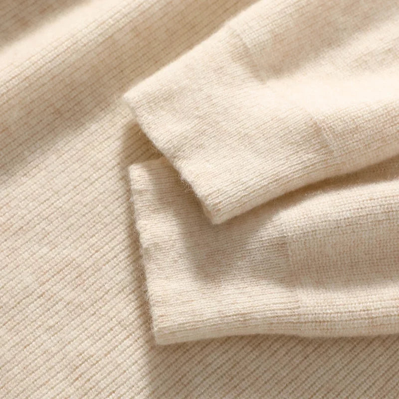 Women's hoodie cuff and hem seam in off-white knit fabric