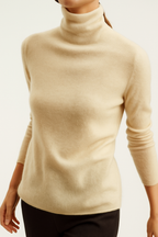 Women's slim-fit turtleneck knit sweater, cream knit, ribbed collar and cuffs, slim fit.