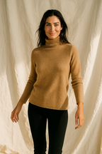 Women's slim-fit turtleneck knit sweater, camel knit, long sleeves, ribbed cuffs and smooth hem.