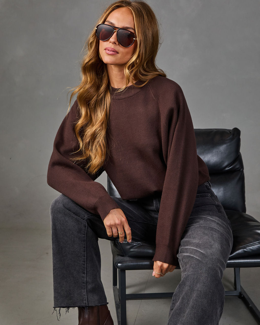 Wine crewneck knit sweater with long sleeves and ribbed cuffs
