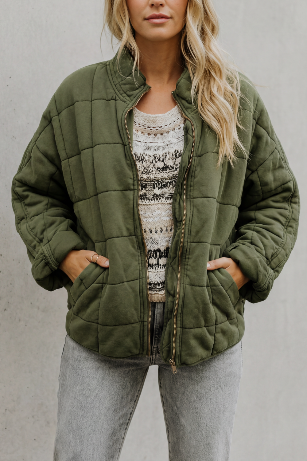 Quilted women’s zip-up jacket in dark green, stand collar, long sleeves, front pockets