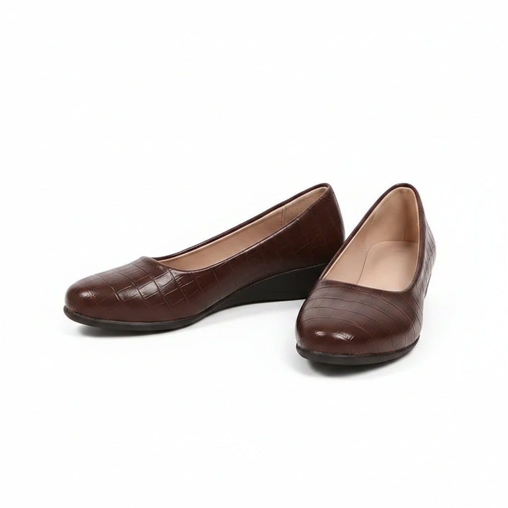 Orthopedic flats, dark brown croc-embossed leather look; pearl ankle bracelet detail