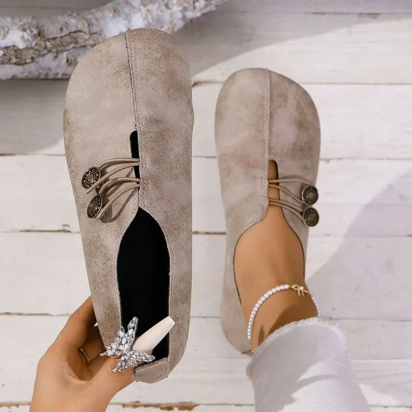 Women’s lightweight walking shoes in beige suede with lace-up and round coin accents