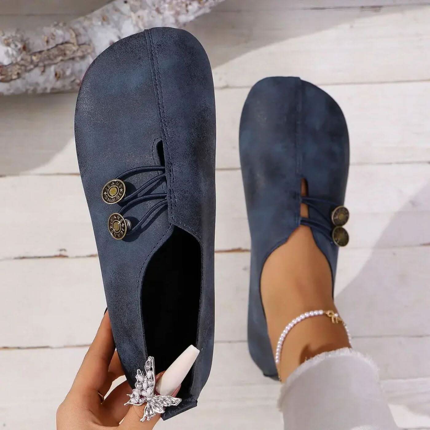 Women’s lightweight walking shoes in dark blue suede with lace-up and round coin accents