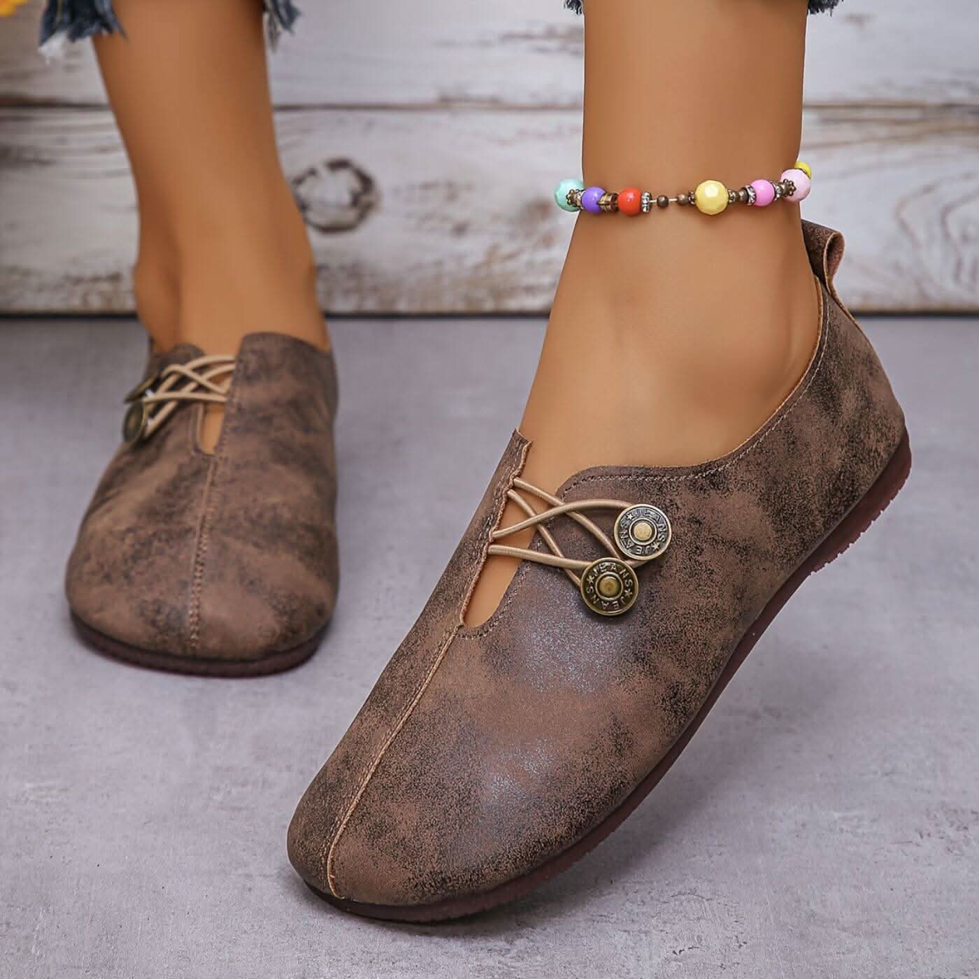Women’s lightweight walking shoes in brown suede with lace-up and round coin details