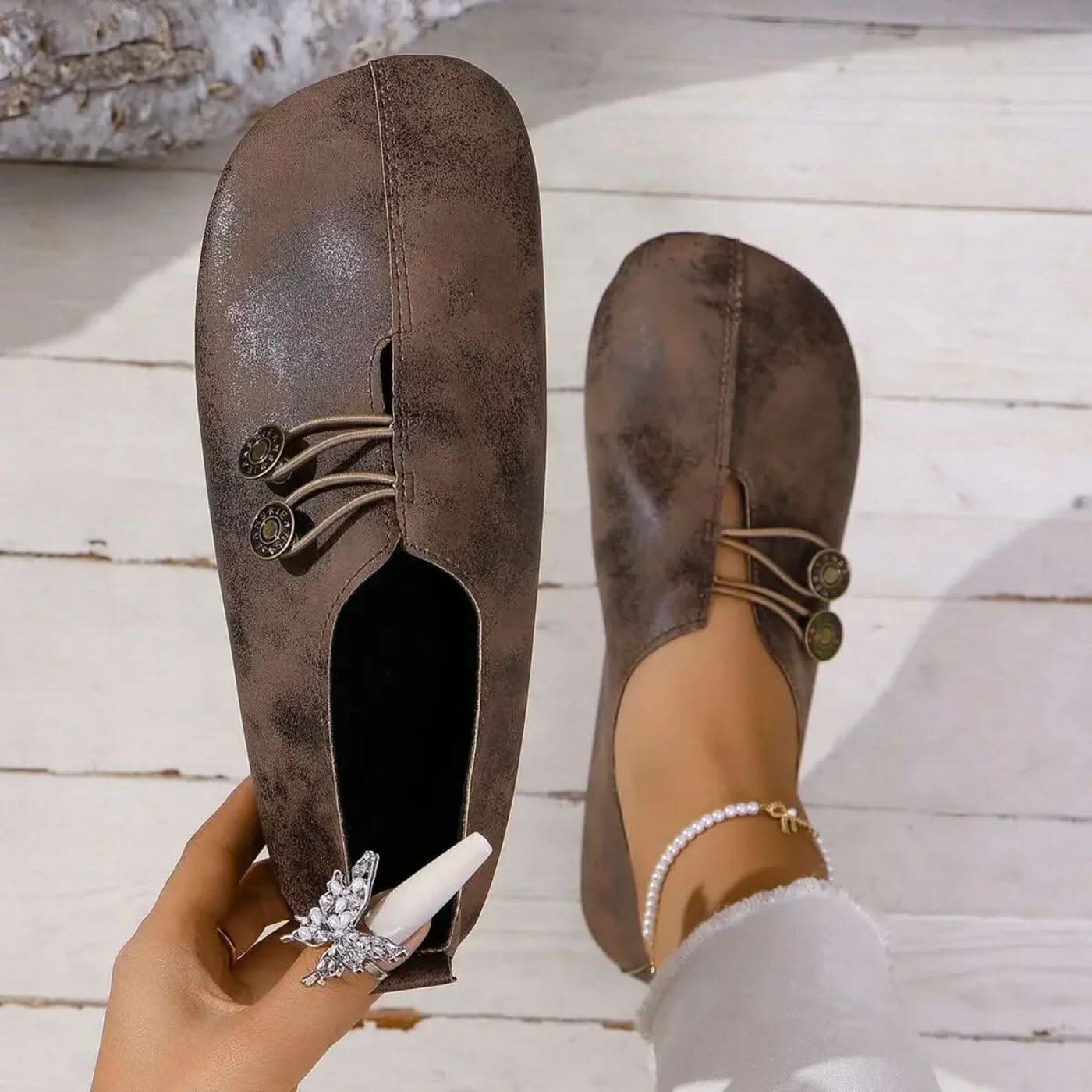 Women’s lightweight walking shoes in dark brown suede with lace-up and round coin accents