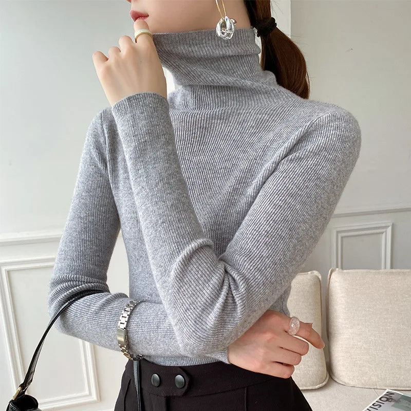 Light gray cashmere turtleneck sweater with ribbed knit and long sleeves